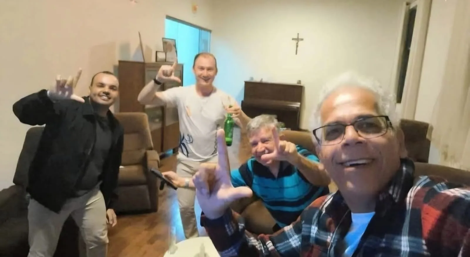Cerveja na mão e fazendo o L: foto de quatro padres da Diocese de Criciúma vira polêmica nas redes