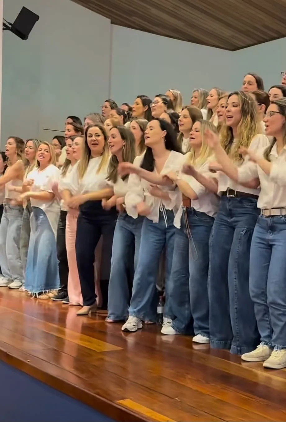 Mães Maristas trocam a passarela pelo palco e dão show ao som de Xuxa
