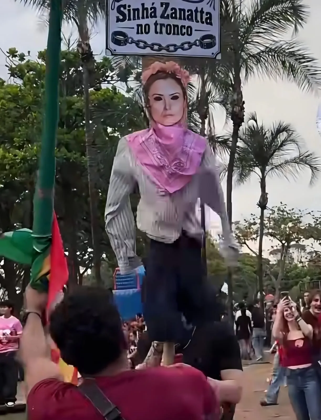 Boneco de Julia Zanatta é açoitado em manifestação do PT e cenas viralizam