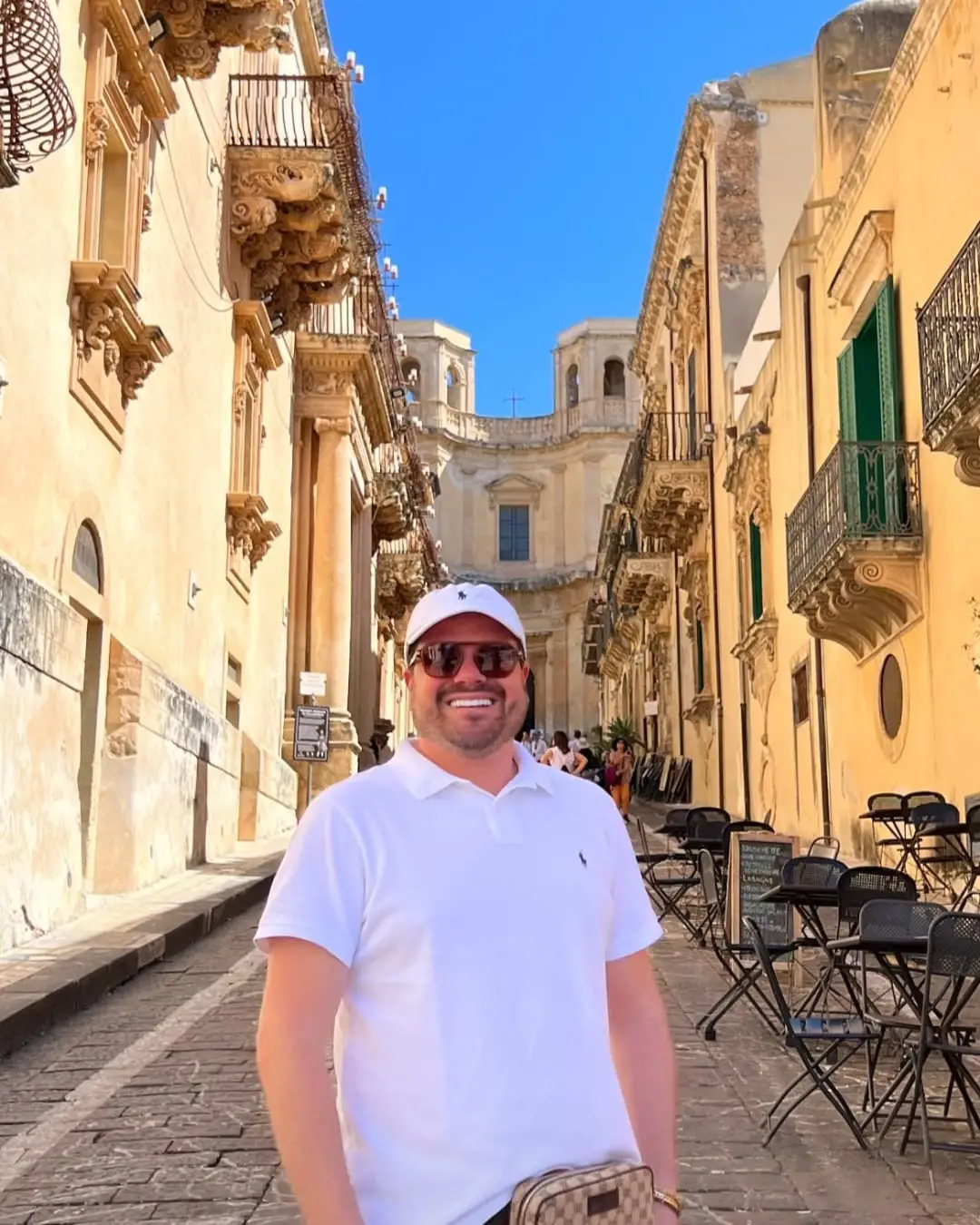 Douglas Dalló reforça o status como ícone das viagens de luxo dos ricaços criciumenses