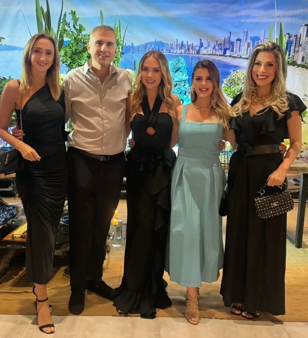 Henrique Angeloni cercado de amigos celebrou em grande estilo seus 52 anos em festa vipada em Balneário Camboriú