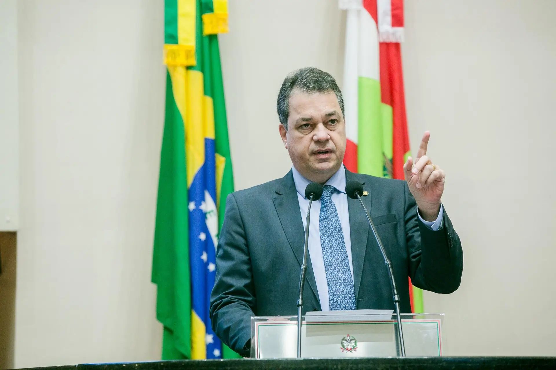 Deputado Rodrigo Minotto homenageia Igreja Adventista em sessão solene na Alesc